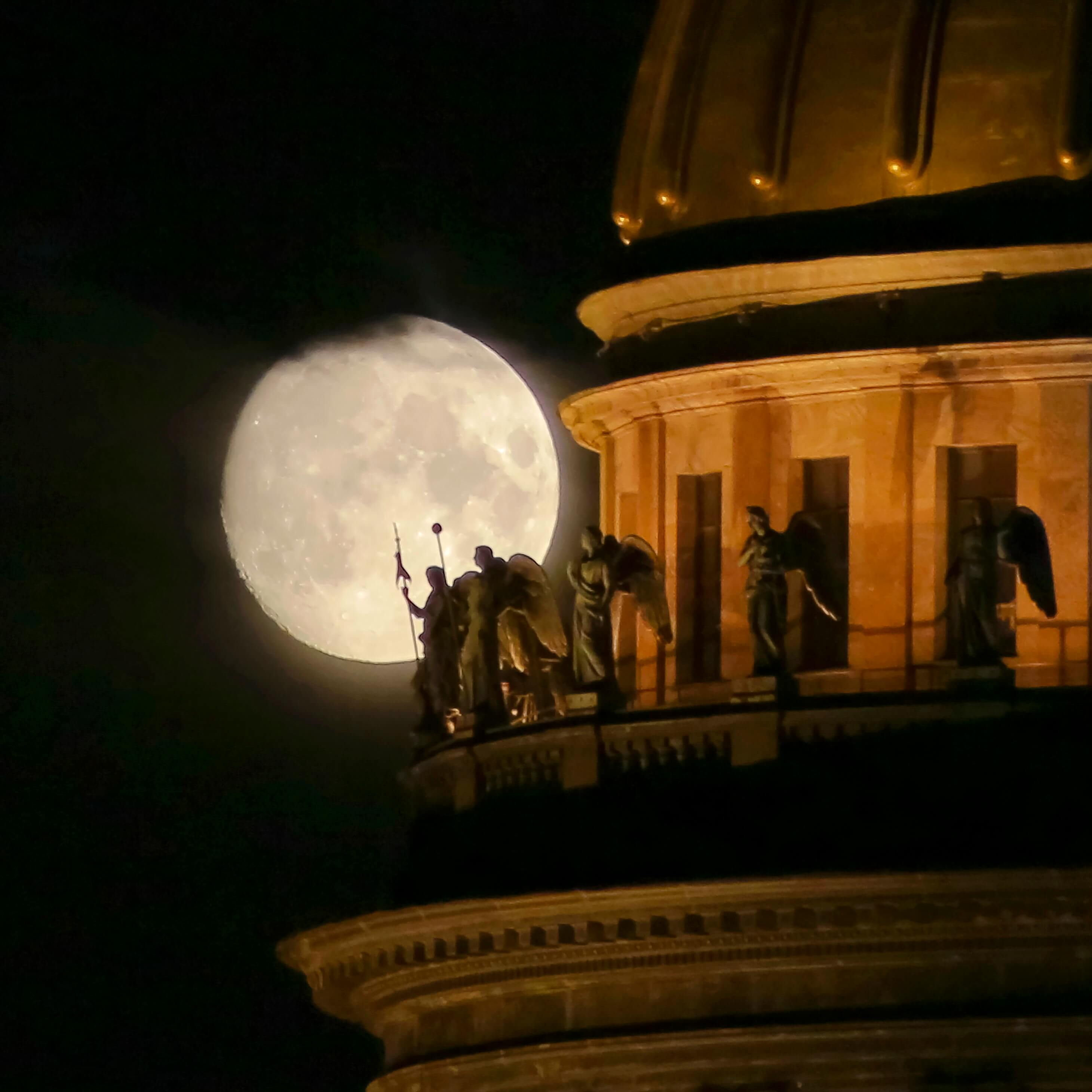 Фотовыставка «Луна в Петербурге»